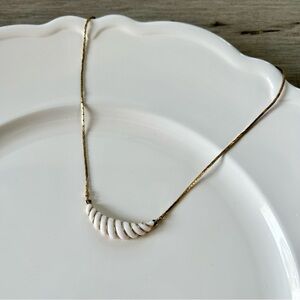 💸 5/20 Vintage 1980s Avon White Acrylic Swirl Inlay Necklace w/ Brass Chain